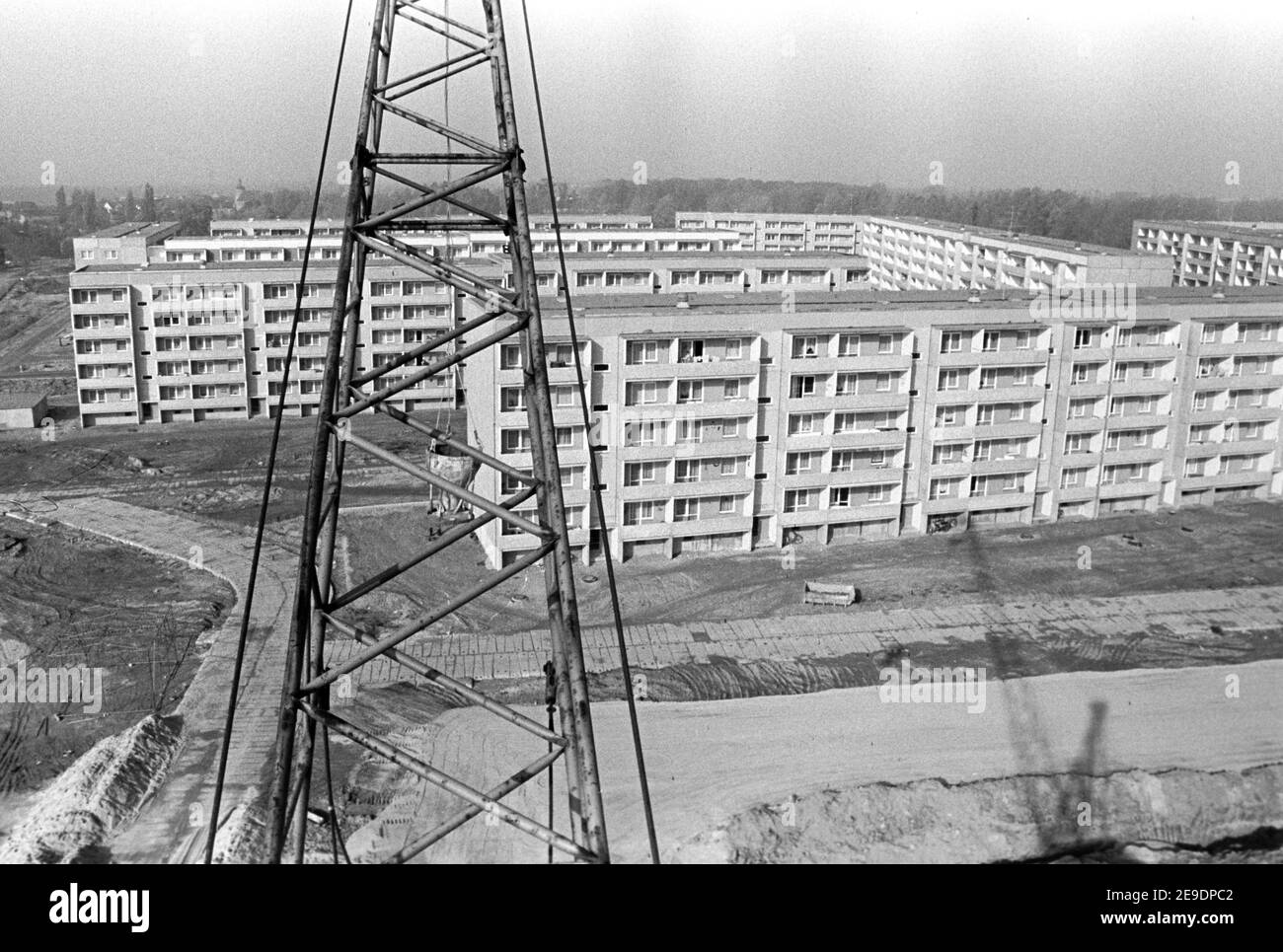 30 novembre 1982, Sassonia, Delitzsch: Nuovi blocchi di appartamenti sono costruiti nei primi anni '80 in costruzione di lastre prefabbricate nella nuova area di sviluppo Delitzsch Nord, alla periferia della città del distretto. Data esatta della fotografia non nota. Foto: Volkmar Heinz/dpa-Zentralbild/ZB Foto Stock