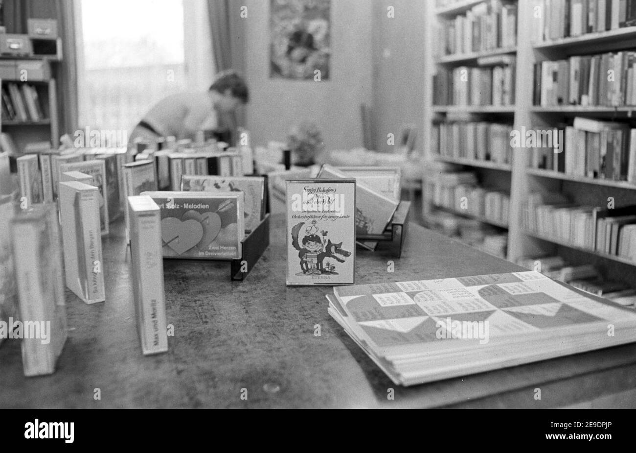 15 settembre 1982, Sassonia, Zschortau: Radio play cassette - nella biblioteca comunale Zschortau sono tra gli scaffali del libro nell'autunno di 1982 bambini e lettori adulti. Data esatta della registrazione non nota. Foto: Volkmar Heinz/dpa-Zentralbild/ZB Foto Stock