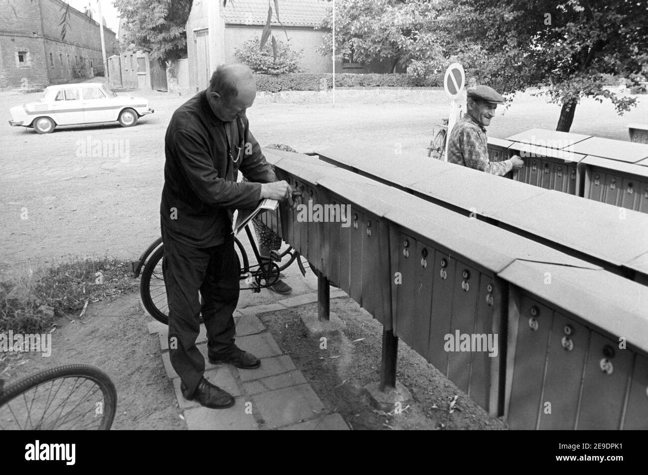 15 settembre 1982, Sassonia, Kyhna: La struttura centrale di consegna della posta è un luogo di incontro per gli abitanti del villaggio all'inizio di settembre 1982. Allo stesso tempo, le informazioni vengono pubblicate sulla bacheca. Data esatta della registrazione non nota. Foto: Volkmar Heinz/dpa-Zentralbild/ZB Foto Stock