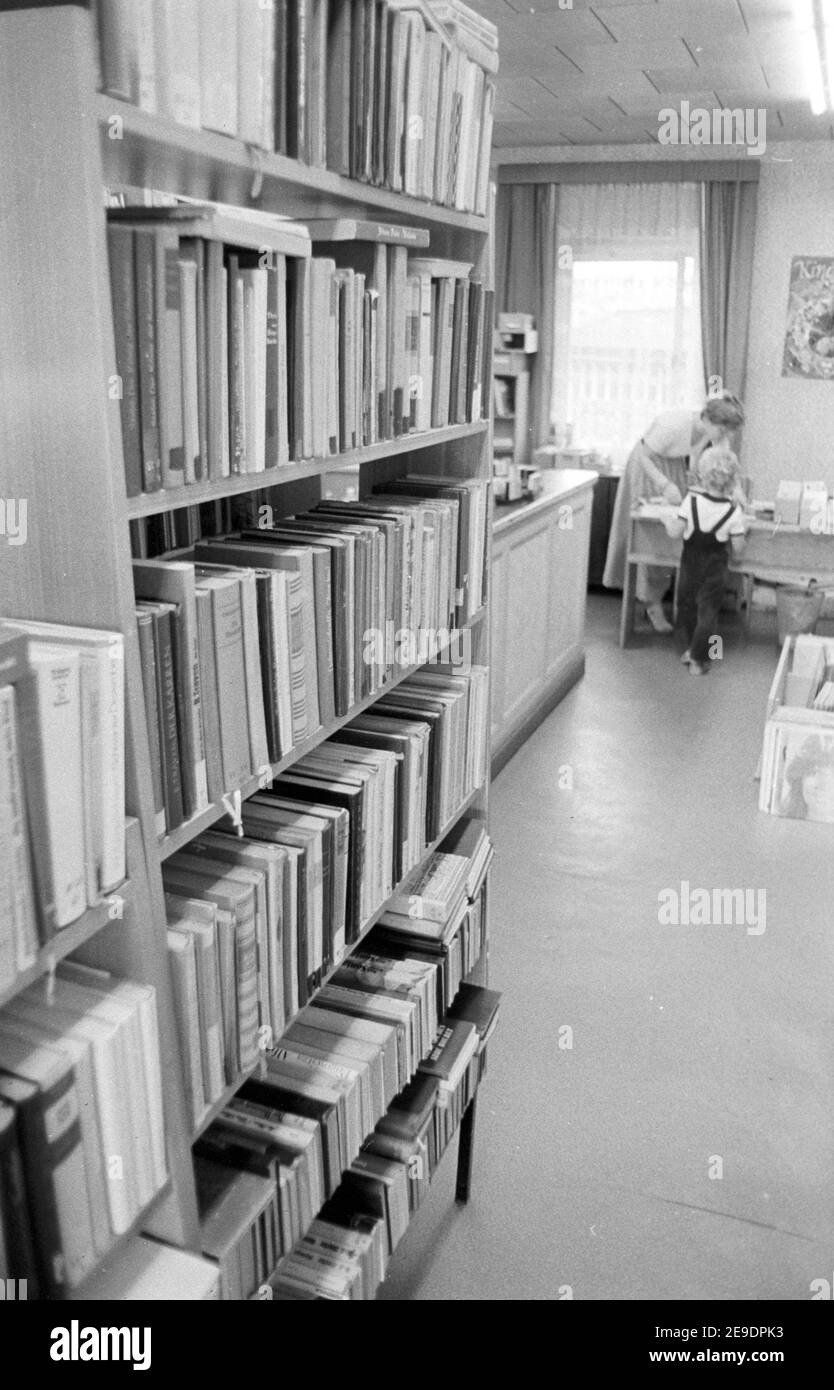 15 settembre 1982, Sassonia, Zschortau: Bambini e lettori adulti si trovano tra gli scaffali dei libri nella biblioteca comunale di Zschortau nell'autunno 1982. Data esatta della fotografia non nota. Foto: Volkmar Heinz/dpa-Zentralbild/ZB Foto Stock