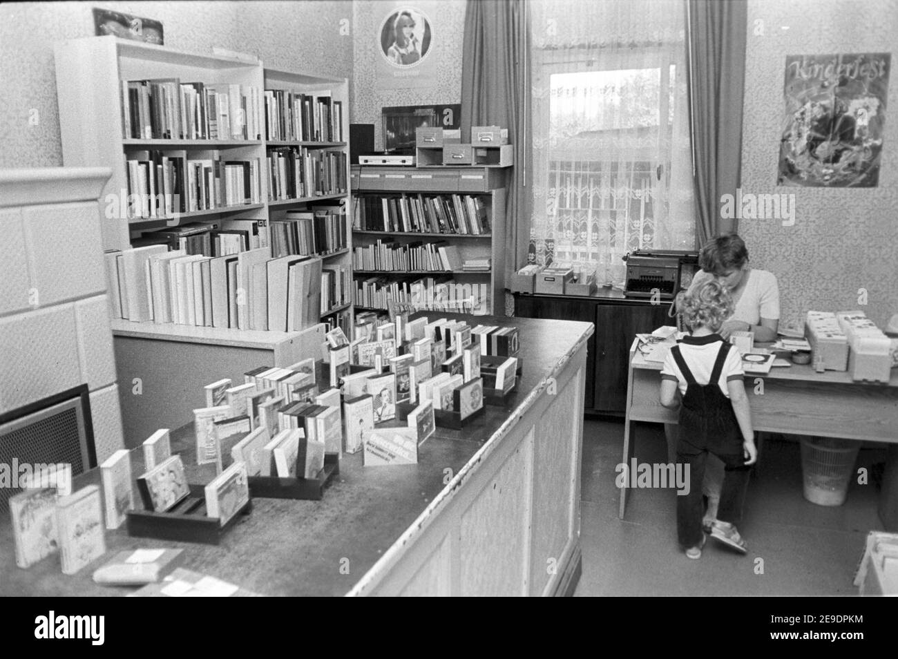 15 settembre 1982, Sassonia, Zschortau: Radio play cassette - nella biblioteca comunale Zschortau sono tra gli scaffali del libro nell'autunno di 1982 bambini e lettori adulti. Data esatta della registrazione non nota. Foto: Volkmar Heinz/dpa-Zentralbild/ZB Foto Stock
