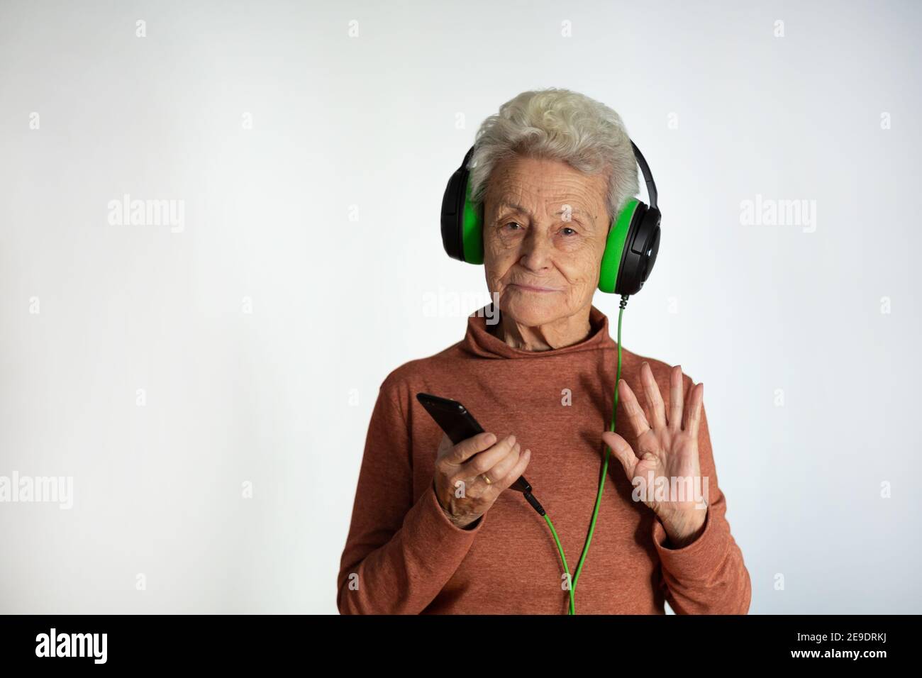 Elderly person waving immagini e fotografie stock ad alta risoluzione -  Alamy