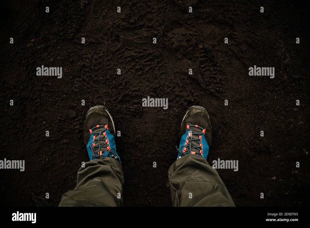 scarpe da trekking in una spedizione in tutto il mondo. Concetti di avventura e viaggio. VIK spiaggia in Islanda. Foto Stock