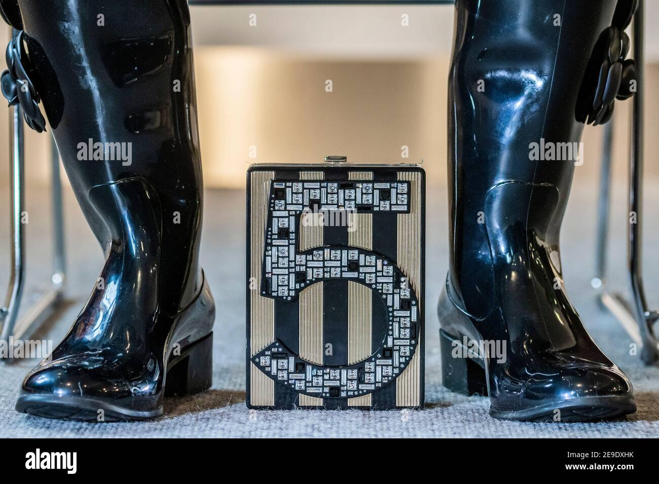 Londra, Regno Unito. 4 Feb 2021. Stivali Wellington firmati da Chanel con  design Camellia (parte di un set di 2 paia) est £200-300 con un Black and  Gold No.5 Plexiglass Miniaudiere, Chanel,