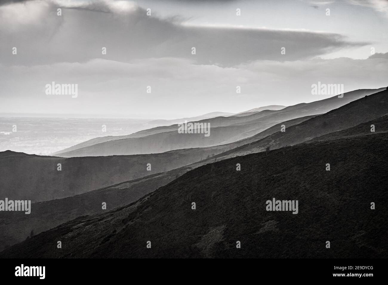 Vista ombreggiata delle colline clwydiane da Moel Famau, Galles del Nord, Regno Unito, sotto la pioggia. Foto Stock