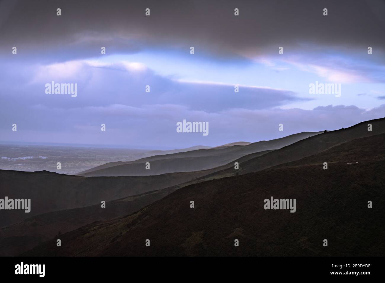 Vista ombreggiata delle colline clwydiane da Moel Famau, Galles del Nord, Regno Unito, sotto la pioggia. Foto Stock