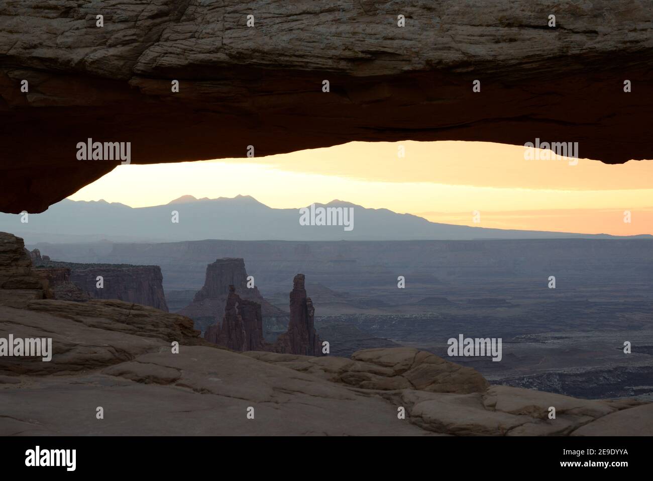 Mesa Arch nel Parco Nazionale di Canyonlands, Utah, Stati Uniti d'America Foto Stock