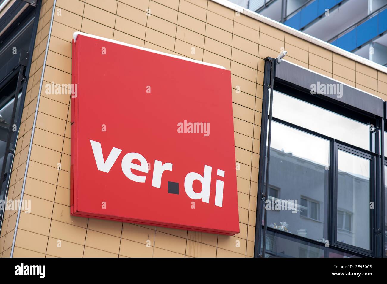 30 gennaio 2021, Sassonia-Anhalt, Magdeburgo: Il logo del sindacato di servizio ver.di è appeso alla façade di una casa a Leiterstraße. Foto: Stephan Schulz/dpa-Zentralbild/ZB Foto Stock