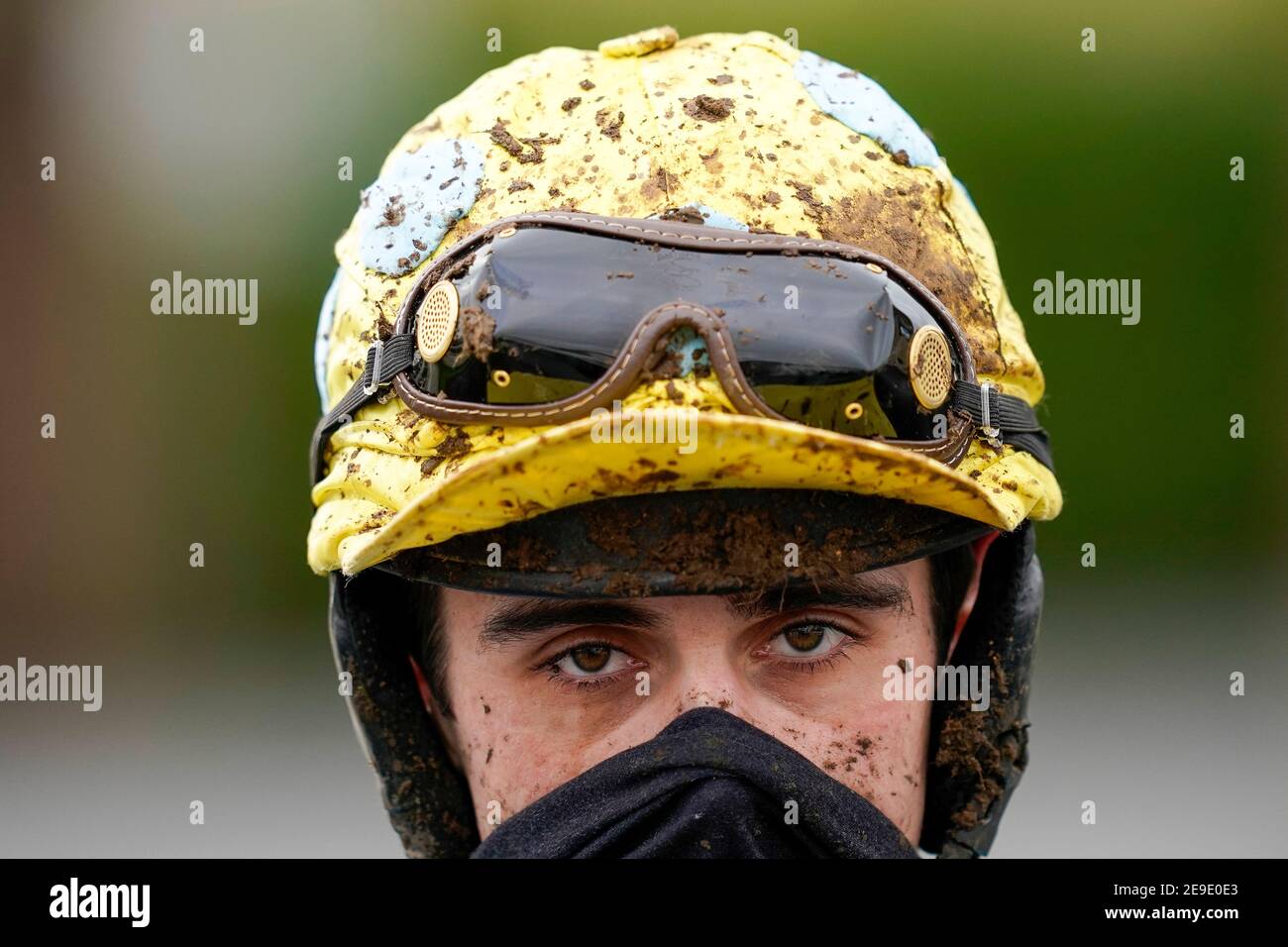 Jockey Conor Brassil durante una giornata umida e fangosa all'ippodromo di Wincanton. Data immagine: Lunedì 4 febbraio 2021. Foto Stock