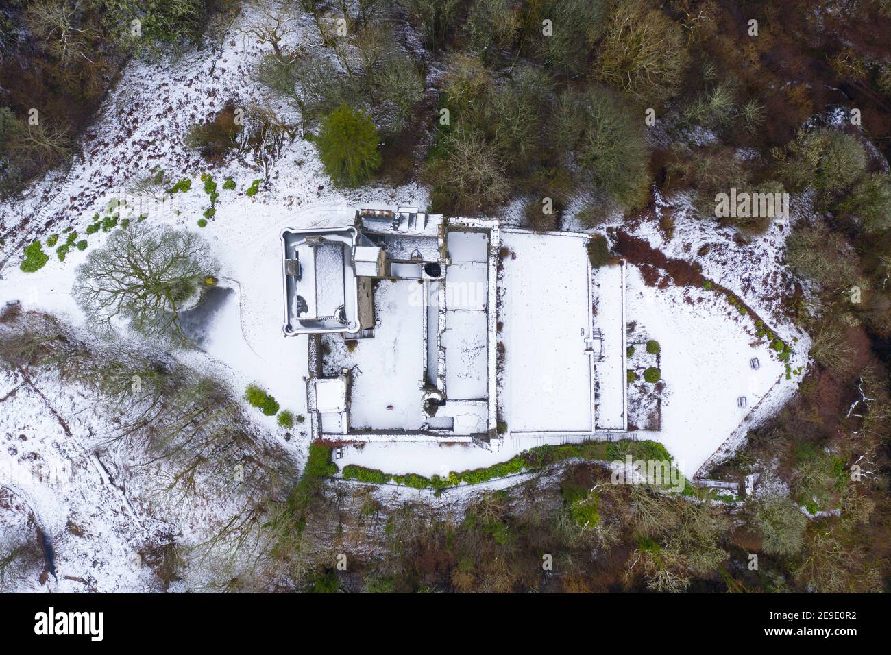 Dollaro, Scozia, Regno Unito. 4 Feb 2021. Drone immagini del castello medievale Campbell coperto di neve in colline sopra Dollaro in Clackmannanshire, Scozia centrale. Credit: Iain Masterton/Alamy Live News Foto Stock