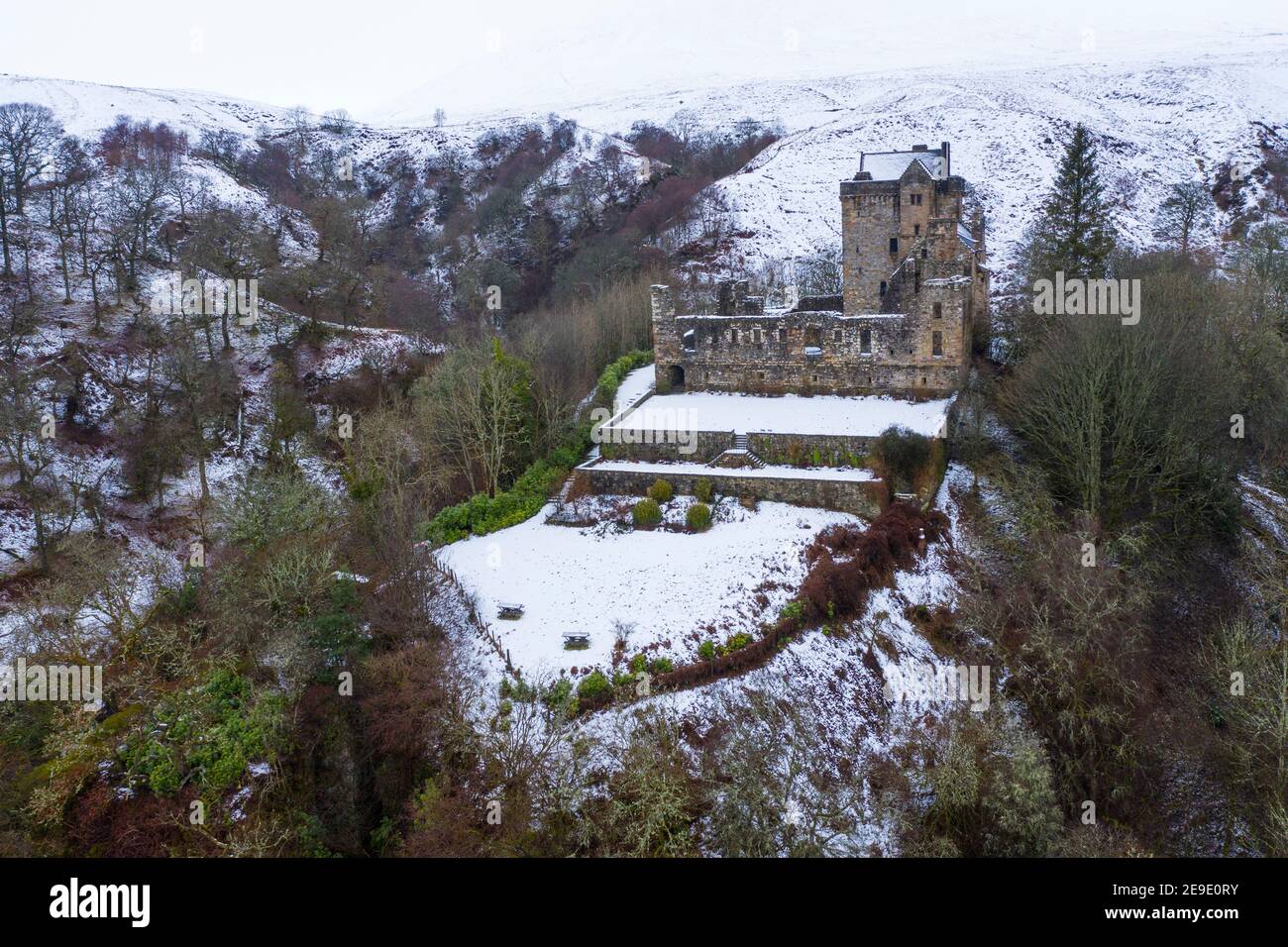 Dollaro, Scozia, Regno Unito. 4 Feb 2021. Drone immagini del castello medievale Campbell coperto di neve in colline sopra Dollaro in Clackmannanshire, Scozia centrale. Credit: Iain Masterton/Alamy Live News Foto Stock