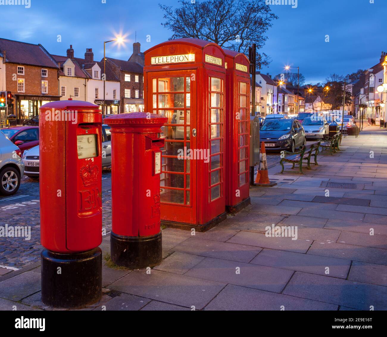 Vista serale delle caselle telefoniche rosse e delle caselle postali Su Yarm High Street nel North Yorkshire Foto Stock