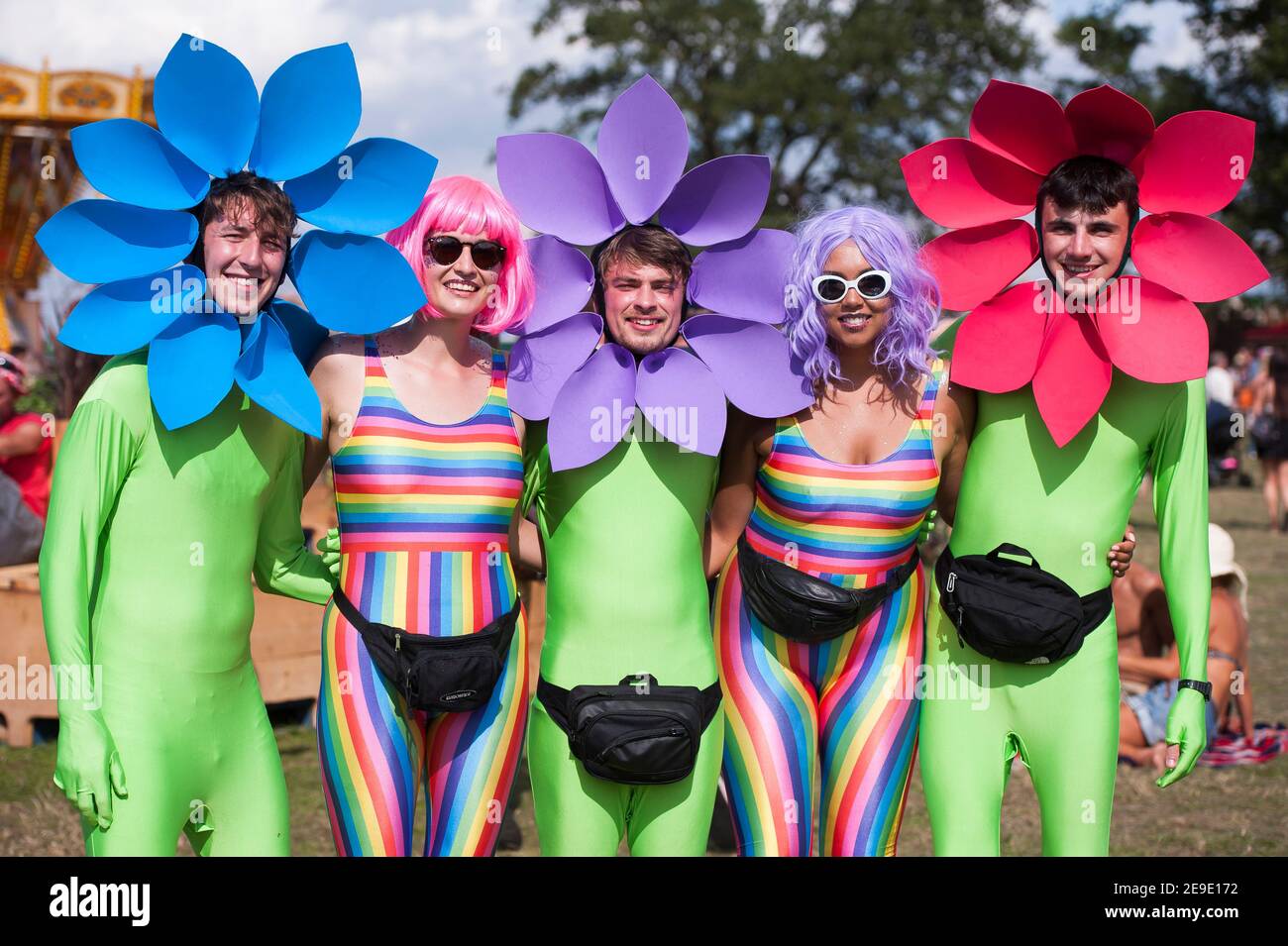 I festaioli in costume da fiore possono godersi il bel tempo allo Shambala  Festival, Northamptonshire, Regno Unito Foto stock - Alamy