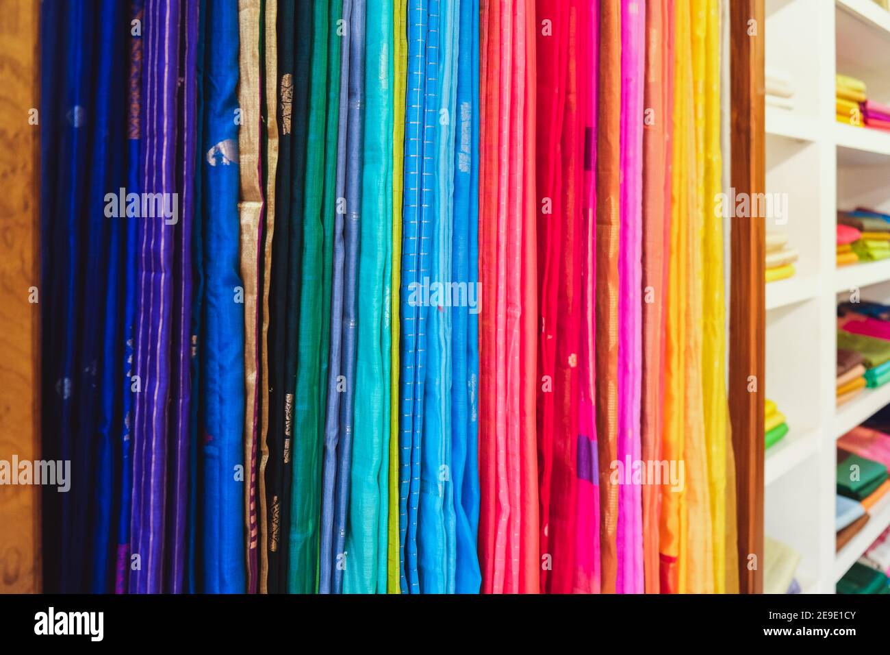 Un mucchio di tessuti in un negozio di tessuti e sarong in India. Primo piano Foto Stock