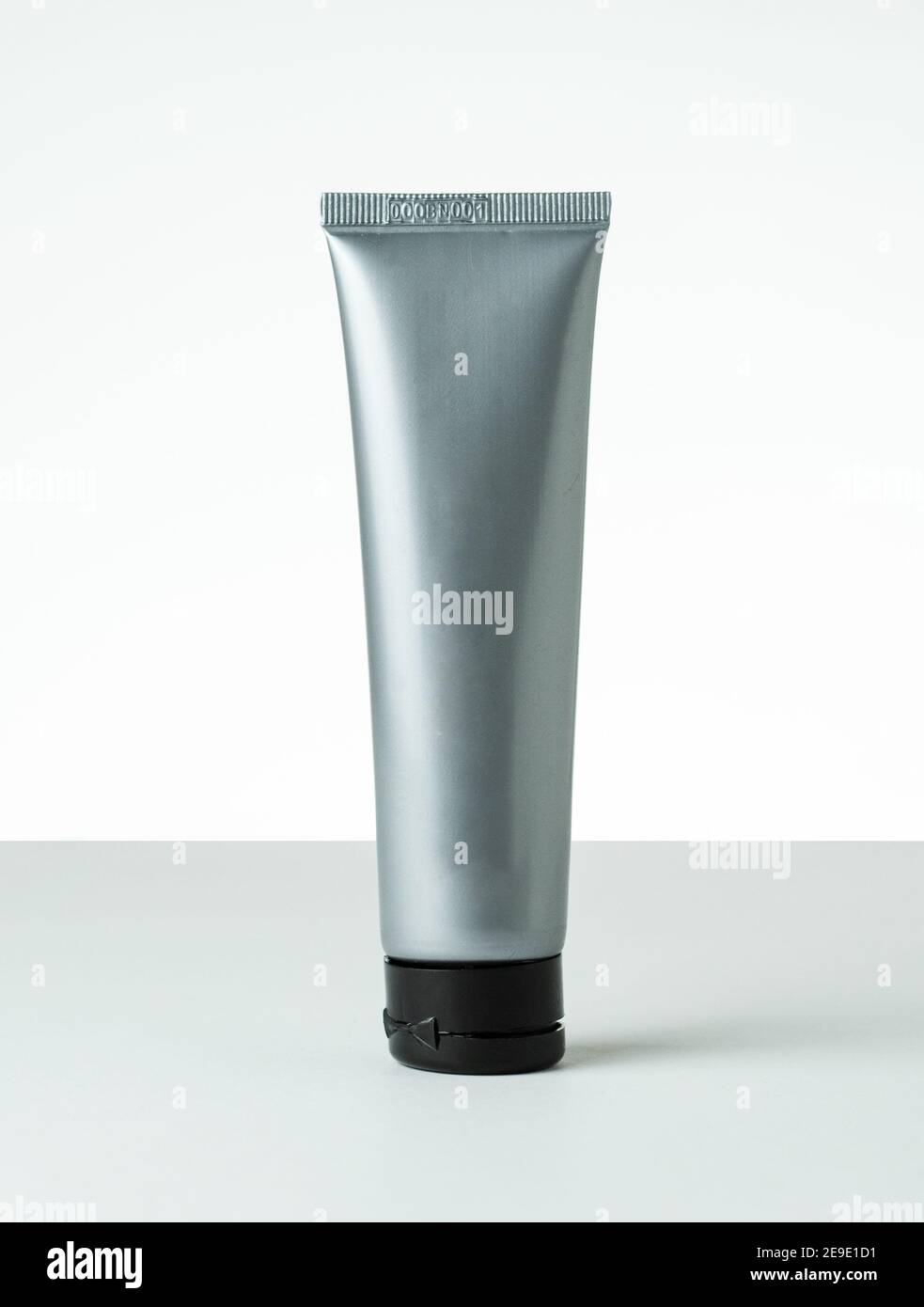 CARIO, EGITTO - 22 gennaio 2021: Una bottiglia di cosmetici in argento chiaro Foto Stock