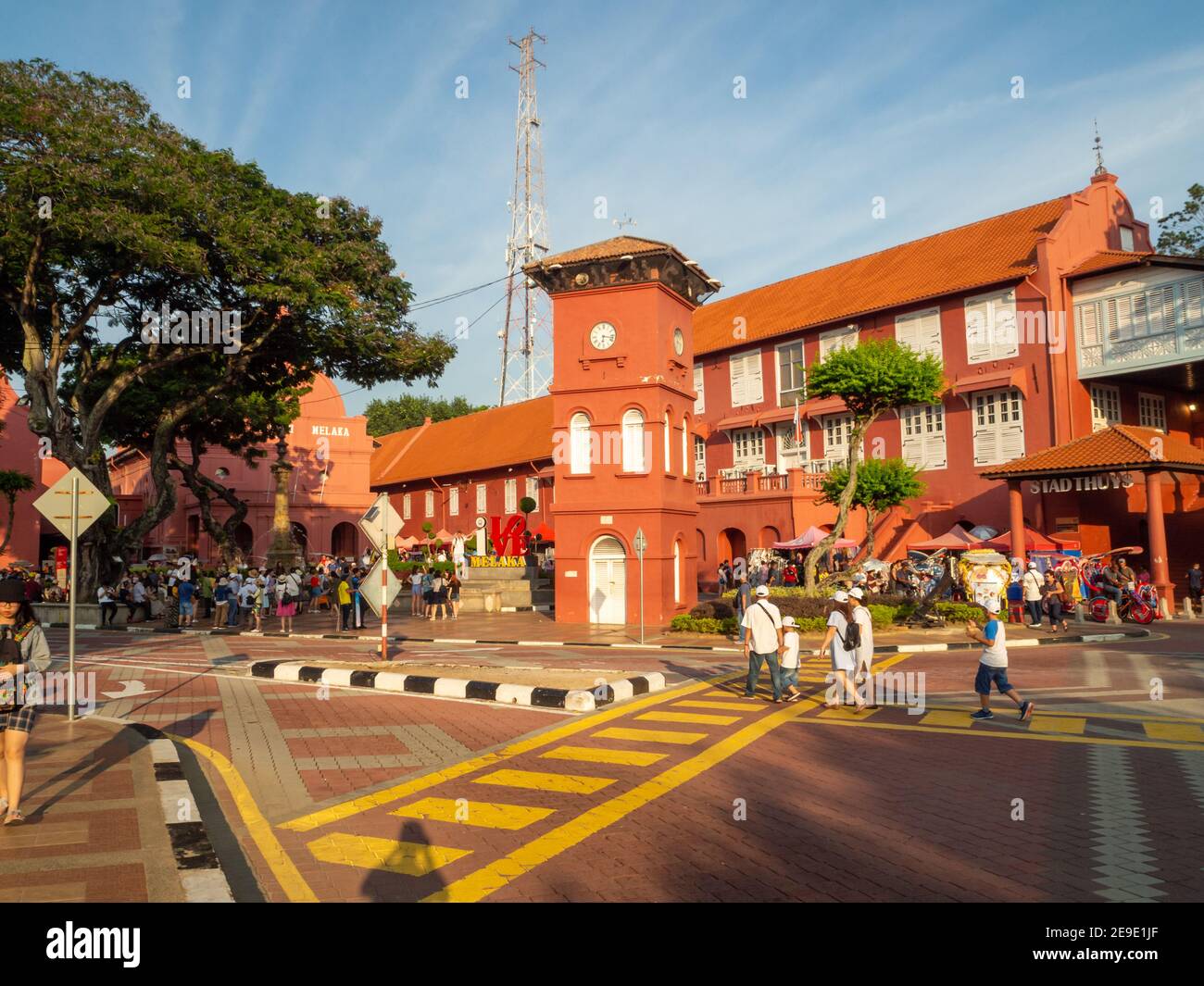Malacca City, Malesia: Chiesa di Cristo vicino al fiume passeggiata con ristoranti, bar e forte castello Foto Stock