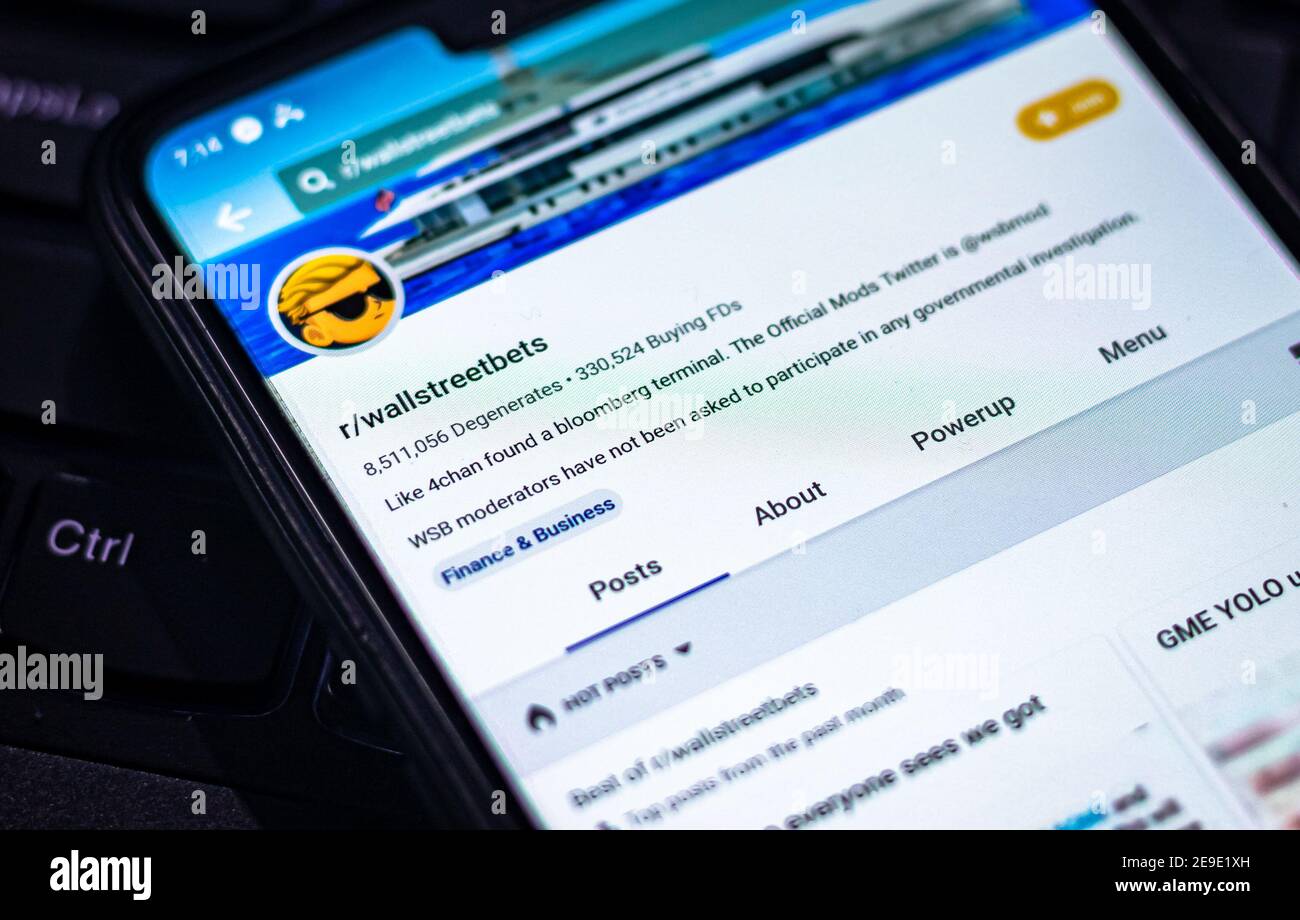 Reddit pagina di WallStreetBets sullo smartphone contro la tastiera del computer portatile. Il 22 gennaio 2021, gli utenti di wallstreetbets hanno iniziato una breve stretta su GameStop Foto Stock