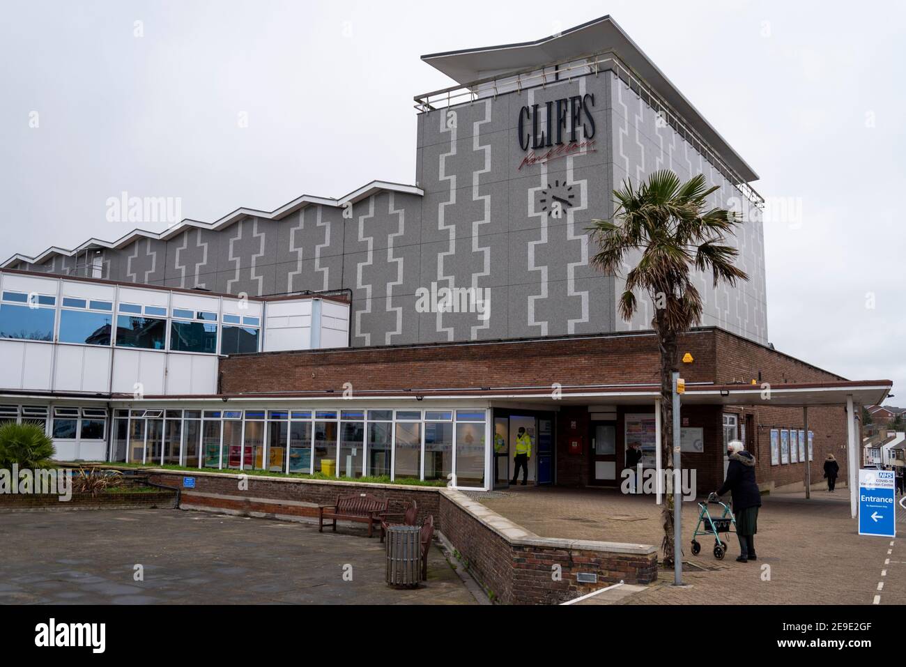 Southend on Sea, Essex, Regno Unito. 4 Feb 2021. Il teatro Cliffs Pavilion è stato inaugurato oggi come centro di vaccinazione di massa di Coronavirus. Il teatro è stato chiuso per la durata della pandemia nel Regno Unito con tutti gli spettacoli cancellati. Il centro ha una capacità molto più grande per le vaccinazioni rispetto ad altri luoghi aperti finora localmente ed è tra una serie che si apre a livello nazionale questa settimana come l'NHS accelera rapidamente il numero di siti che possono dare la prima dose cruciale del vaccino. Persona anziana in arrivo Foto Stock