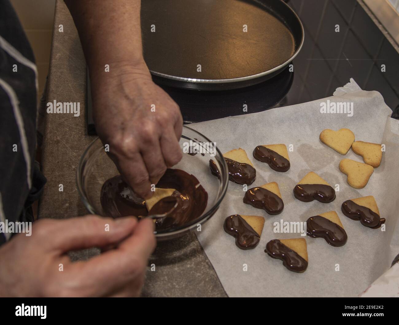 Preparazione dei biscotti con cioccolato Foto Stock