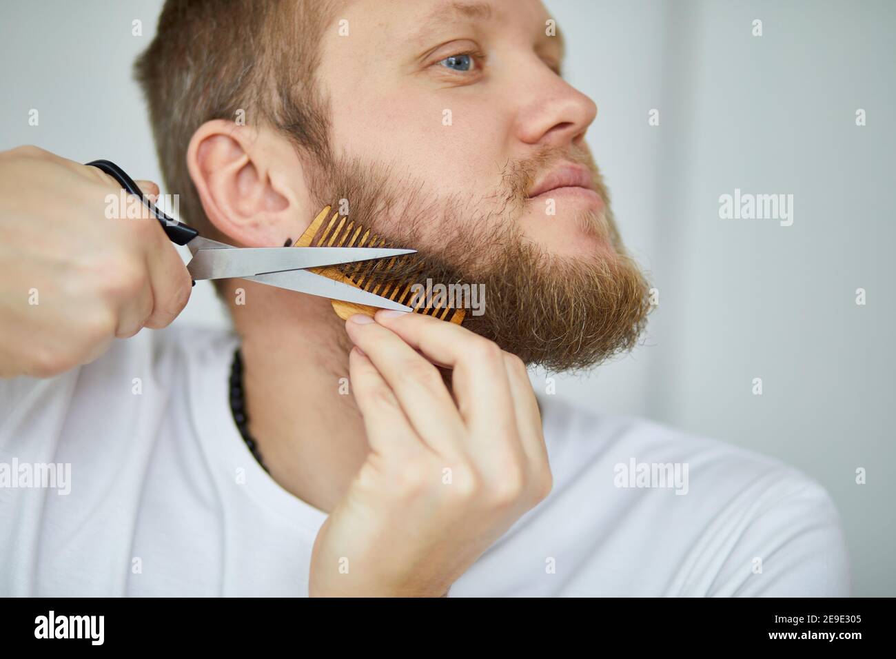 Immagini Stock - Uomo Adulto Che Si Taglia Barba E Baffi Con