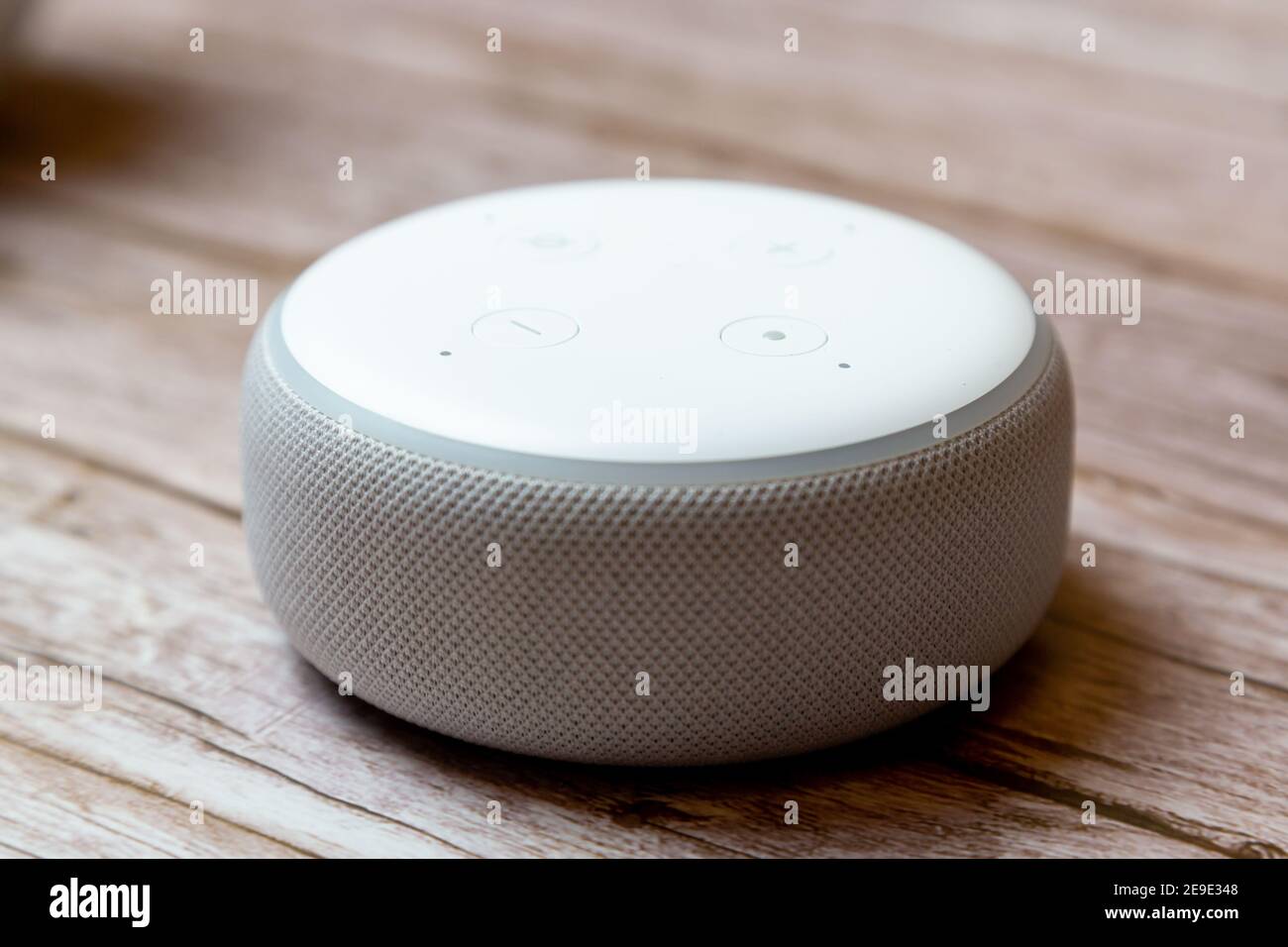 Un punto Amazon Echo o un dispositivo amazon Alexa isolato su un tavolo o una scrivania in legno Foto Stock