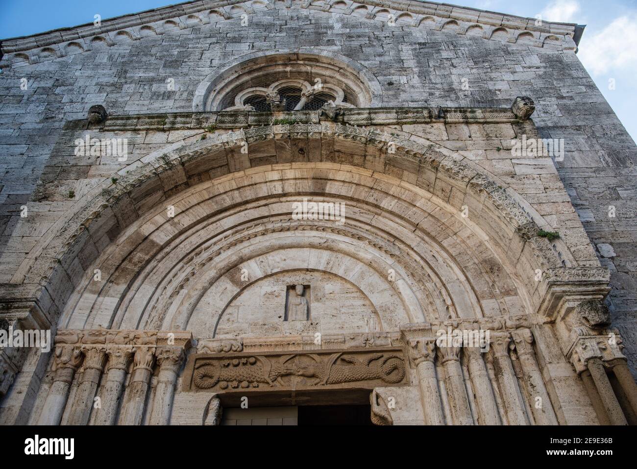 Particolare del portale principale della cattedrale Foto Stock