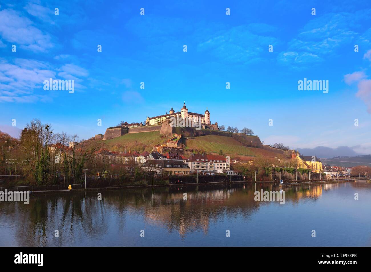 Vista della Fortezza di Marienberg nel giorno di sole, Baviera, Germania Foto Stock