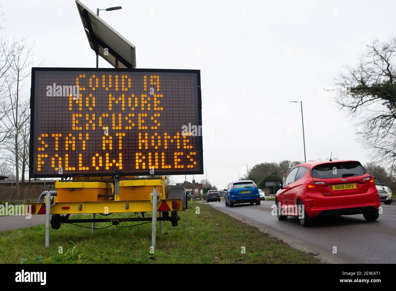 Taplow, Buckinghamshire, Regno Unito. 4 febbraio 2021. A Large Covid-19 non vi sono più scuse, rimanere a casa seguire le regole LED Road sign sulla A4 in Buckinghamshire. Il rotolo di vaccino Covid-19 è iniziato nel Buckinghamshire, ma ci sono ancora più di anni 80 che non hanno ancora ricevuto i loro vaccini. Credit: Maureen McLean/Alamy Live News Foto Stock