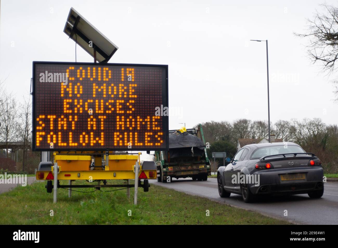 Taplow, Buckinghamshire, Regno Unito. 4 febbraio 2021. A Large Covid-19 non vi sono più scuse, rimanere a casa seguire le regole LED Road sign sulla A4 in Buckinghamshire. Il rotolo di vaccino Covid-19 è iniziato nel Buckinghamshire, ma ci sono ancora più di anni 80 che non hanno ancora ricevuto i loro vaccini. Credit: Maureen McLean/Alamy Live News Foto Stock