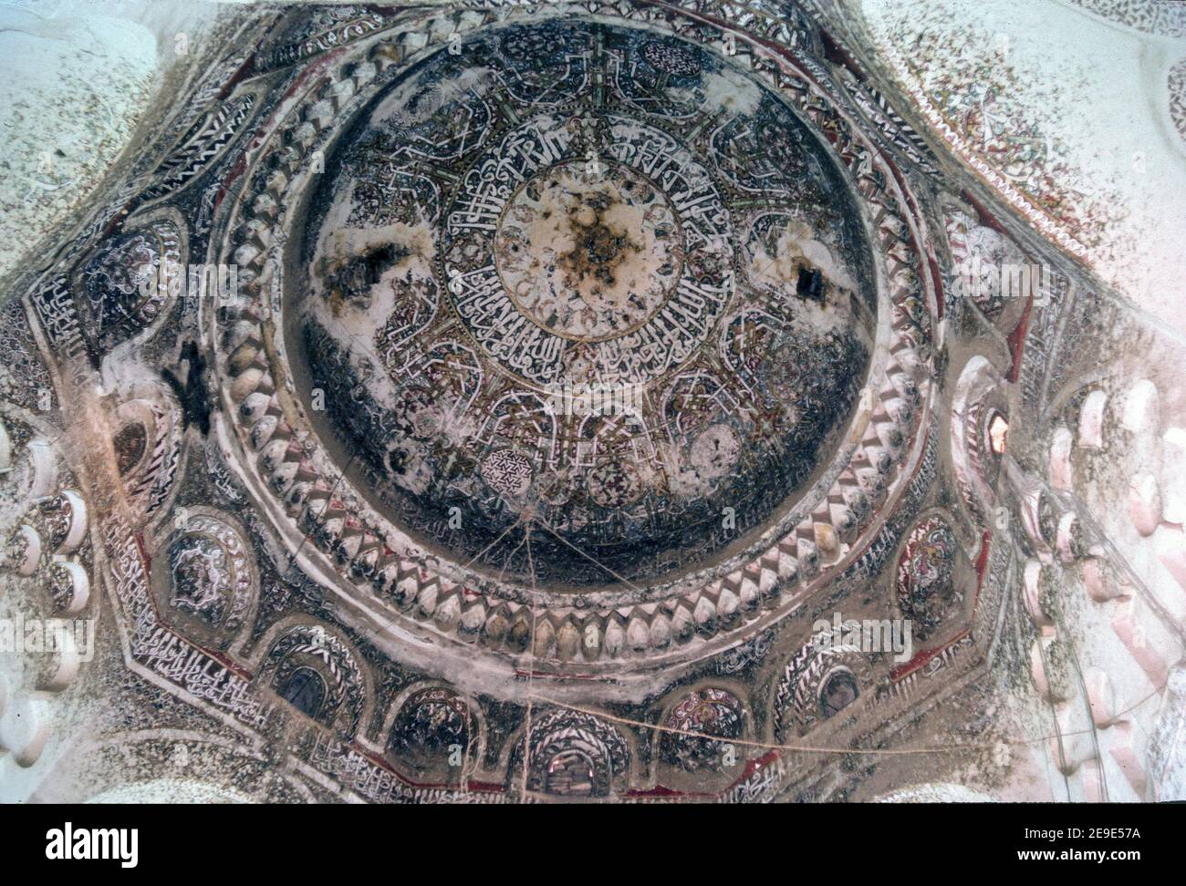 Decorazione dipinta sulla cupola, Muzaffariyya Congregational mosque, Ta'izz, Yemen Foto Stock