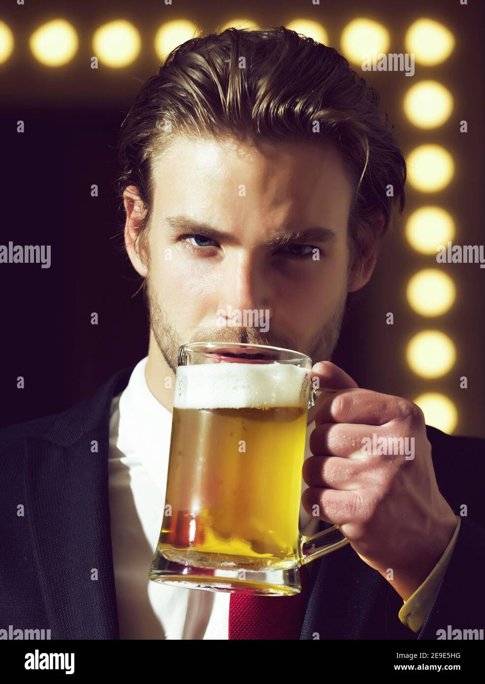 bicchiere di birra di tenuta uomo, sommelier Foto Stock