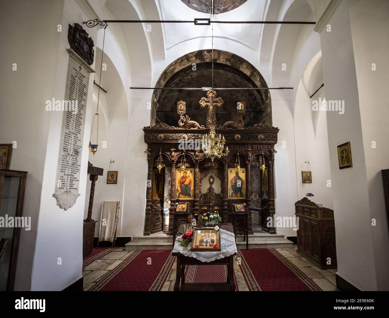 TOPOLA, SERBIA - 27 MAGGIO 2017: Altare all'interno del mausoleo reale di Oplenac, la chiesa ortodossa che ospita i resti dei re jugoslavi di Foto Stock