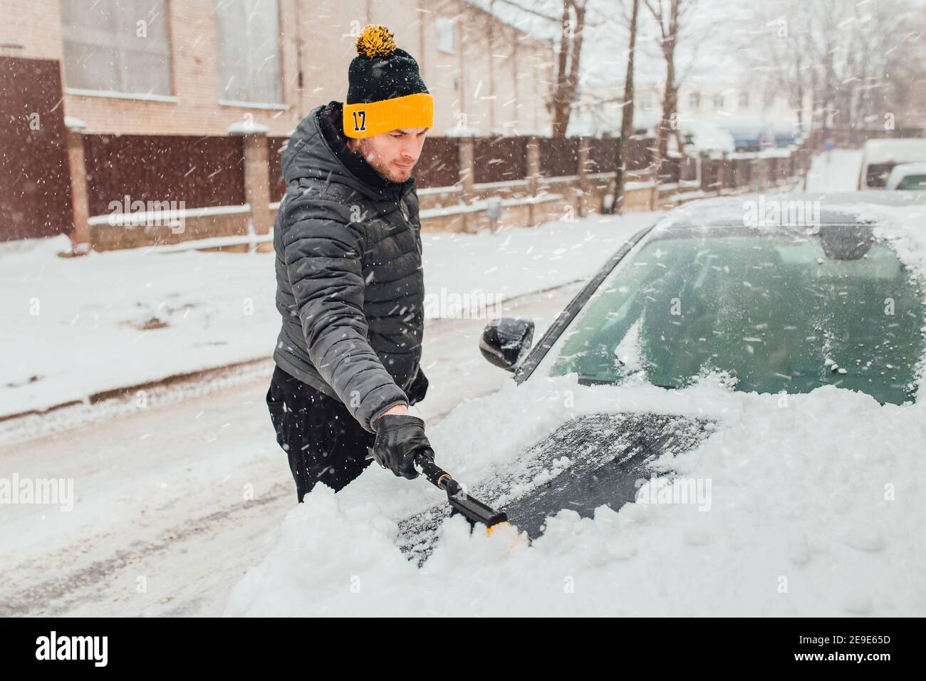 L'auto è coperta di neve in una bizzarda - un ciclone e nevicate pesanti Foto Stock