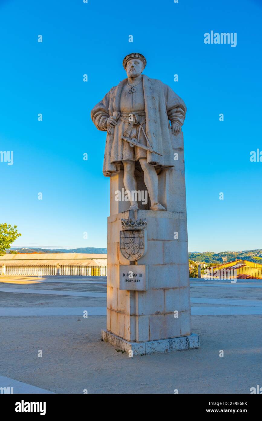 Statua del re Joao III all'università di Coimbra, Portogallo Foto Stock