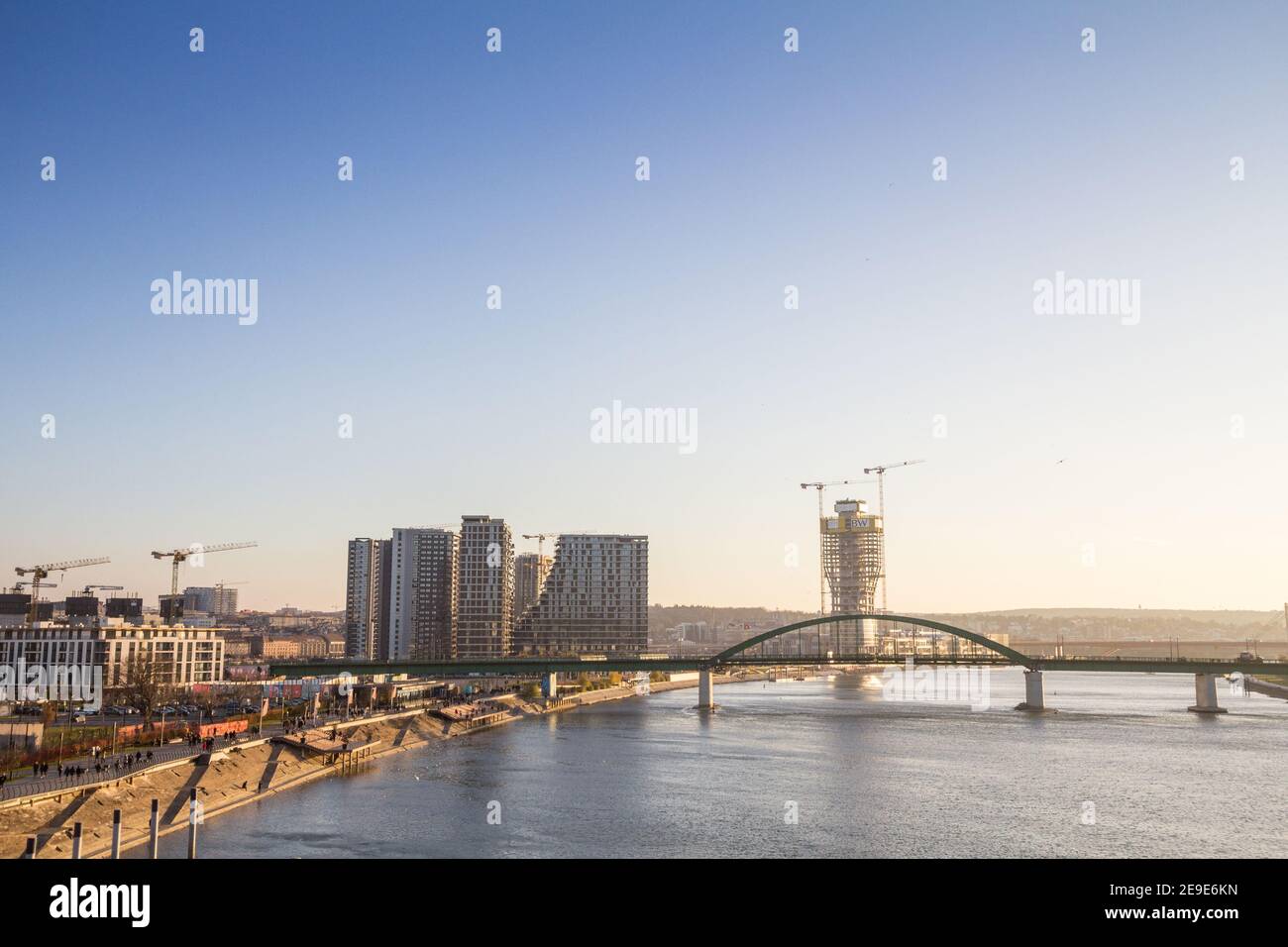 BELGARDE, SERBIA - 6 DICEMBRE 2020: Panorama della costruzione del lungomare di Belgrado, o Beograd na vodi, da savamala con il fiume sava. Lo è Foto Stock