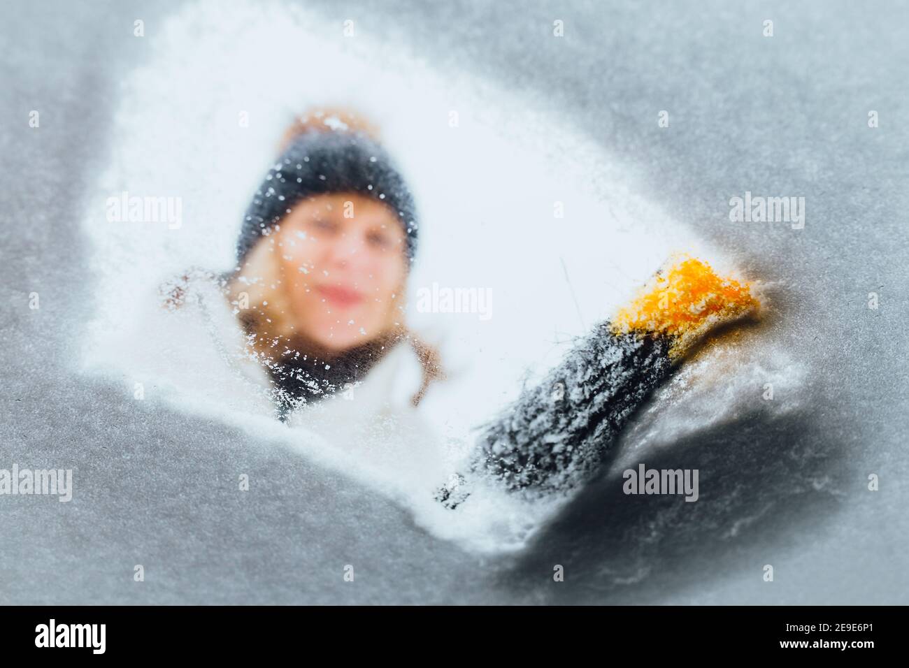 L'auto è coperta di neve in una bizzarda - un ciclone e nevicate pesanti Foto Stock