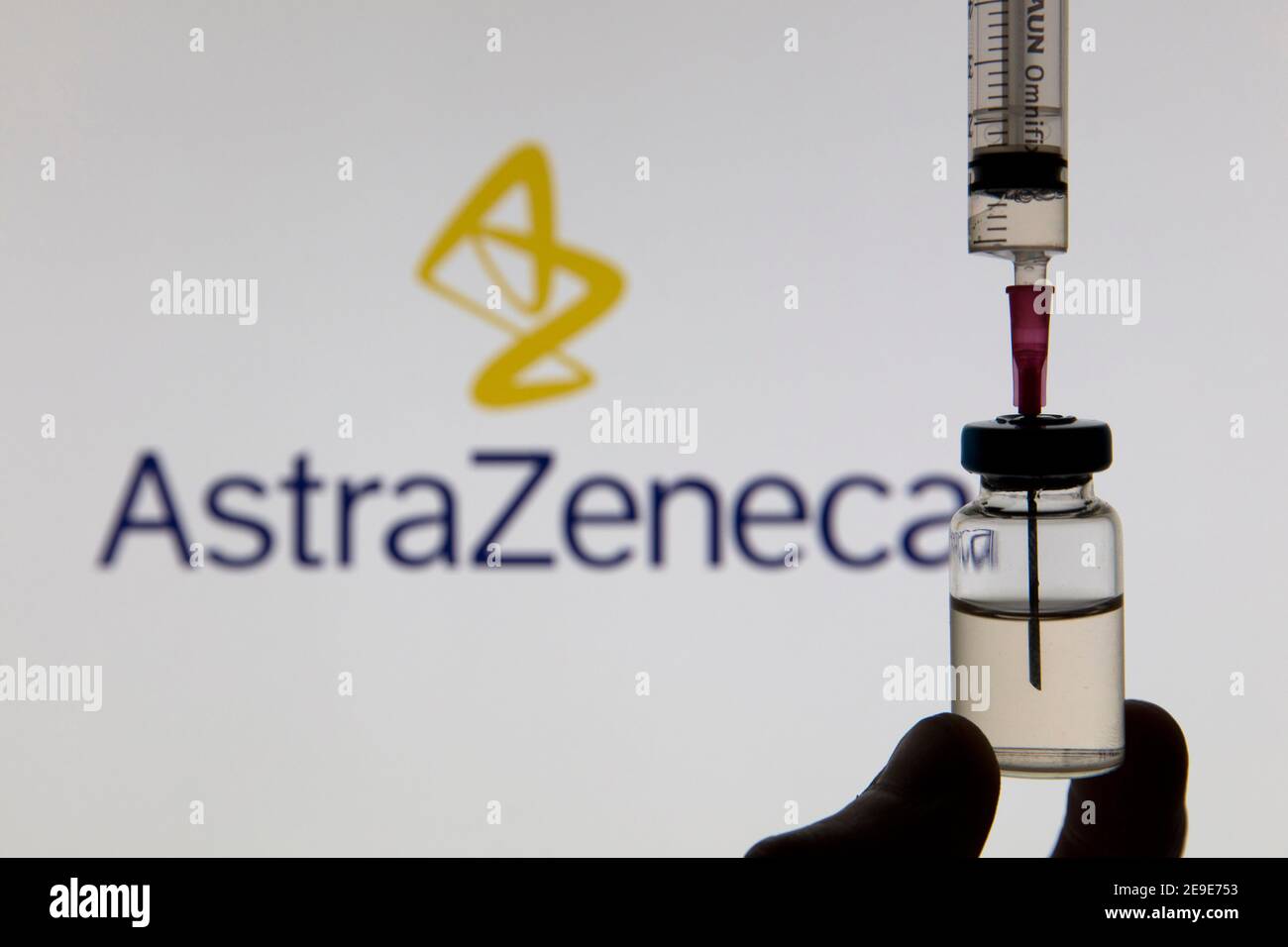 OXFORD, UK - Febbraio 2020: Siringa vaccino Covid davanti al logo AstraZeneca Foto Stock