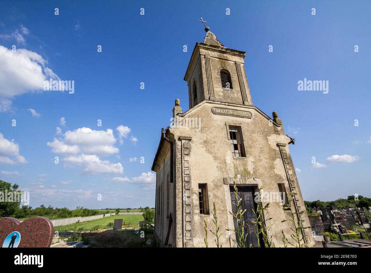 BANATSKO NOVO SELO, SERBIA - 9 GIUGNO 2019: Cappella e chiesa del cimitero ortodosso serbo di Banatsko Novo Selo con tombe ortodosse tipiche e t. Foto Stock