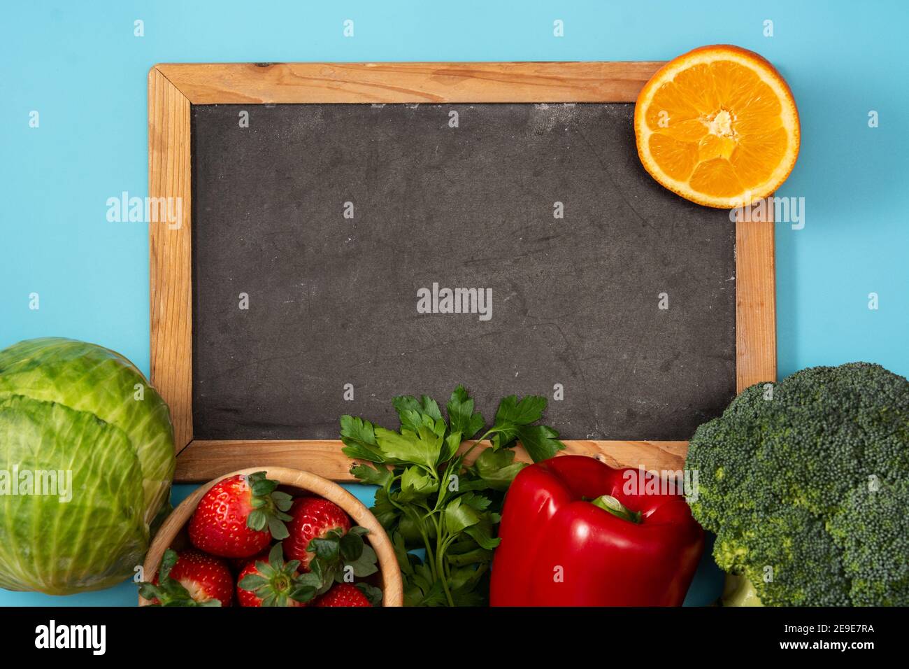 Alto contenuto di vitamina C su fondo blu Foto Stock