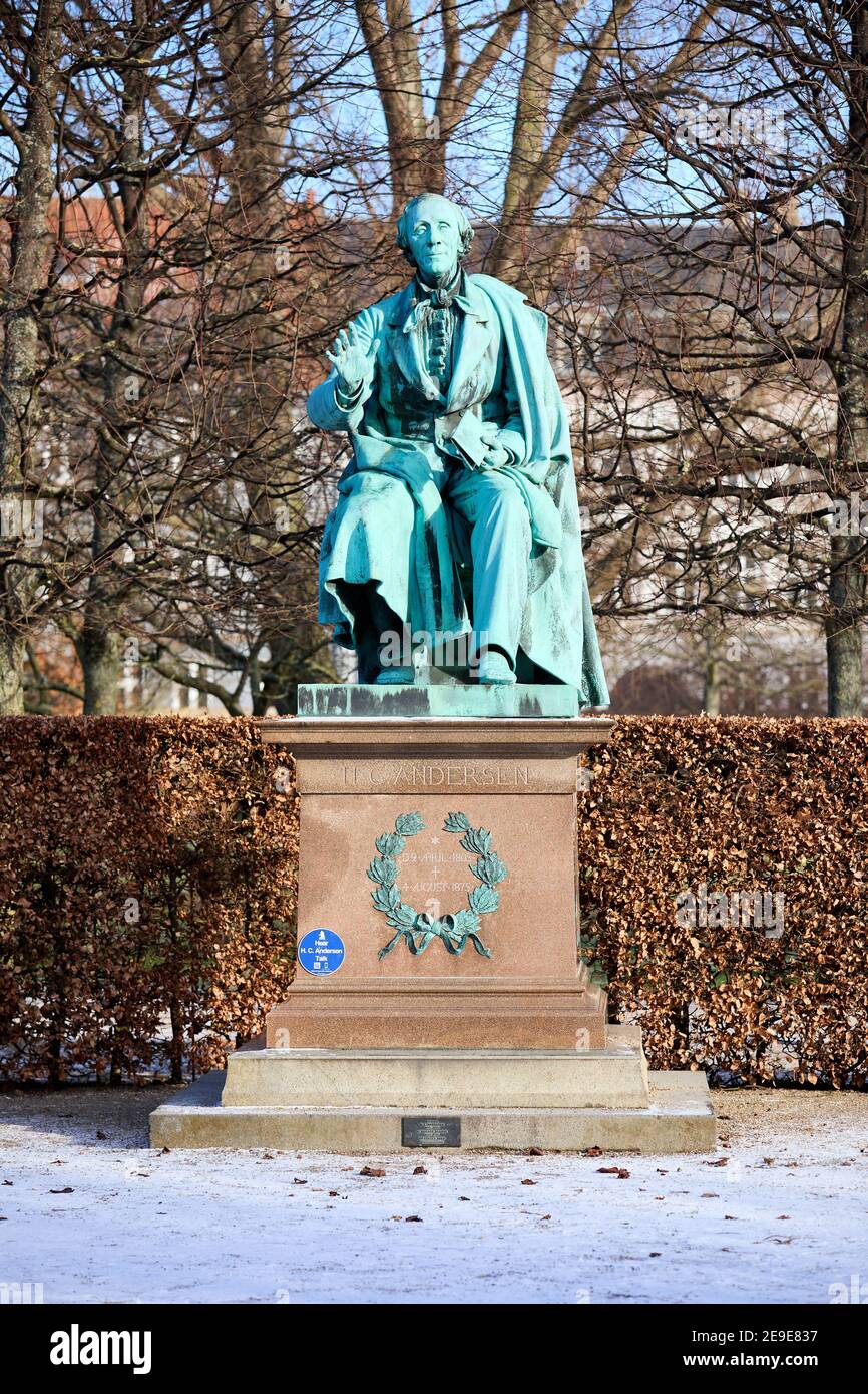 C. Statua di Andersen (agosto Saabye, 1880) nei Giardini del Castello di Rosenborg, in inverno; Danimarca Foto Stock