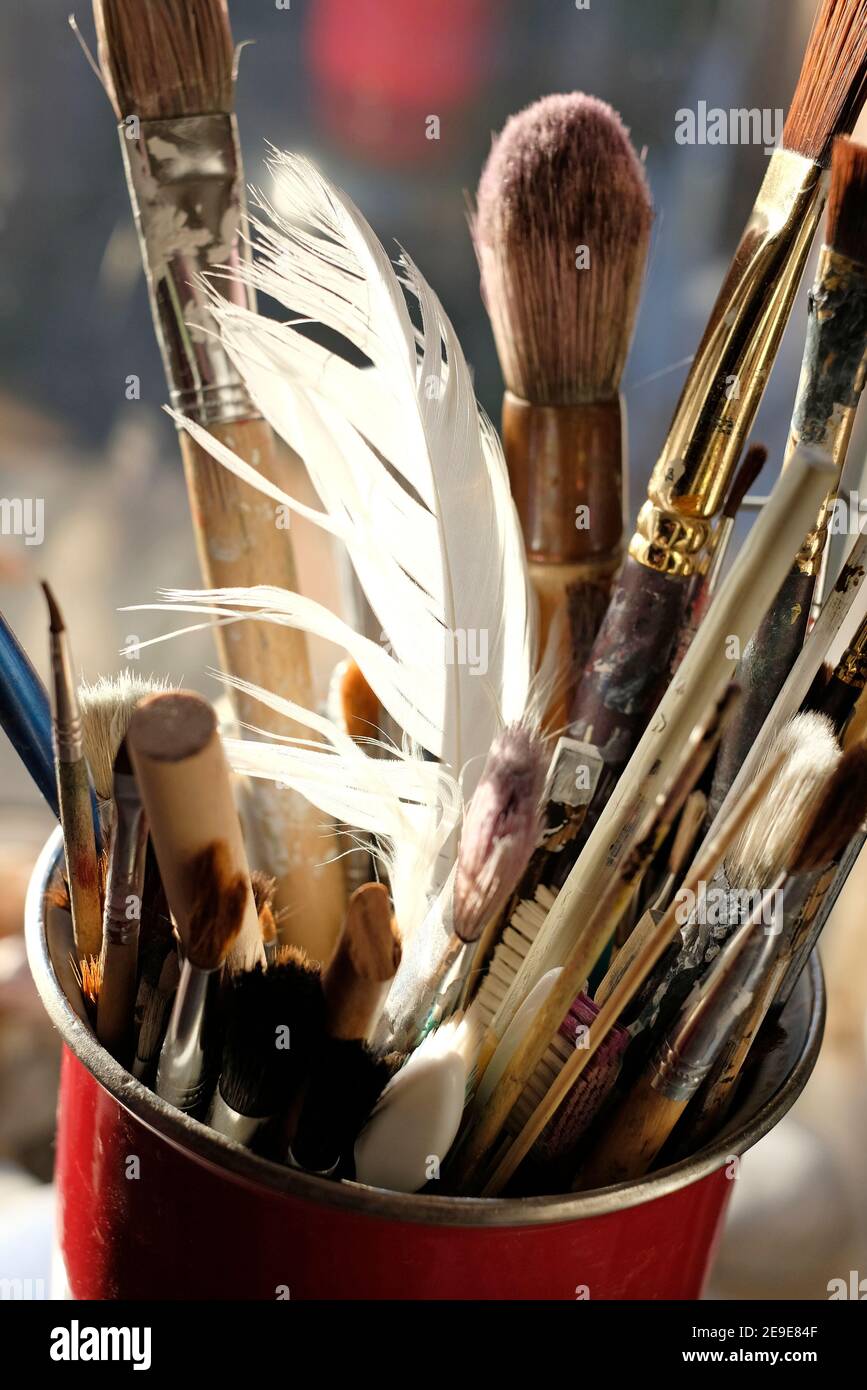 wildlife artista bianco uccello piuma e pennelli di vernice in metallo titolare, norfolk, inghilterra Foto Stock