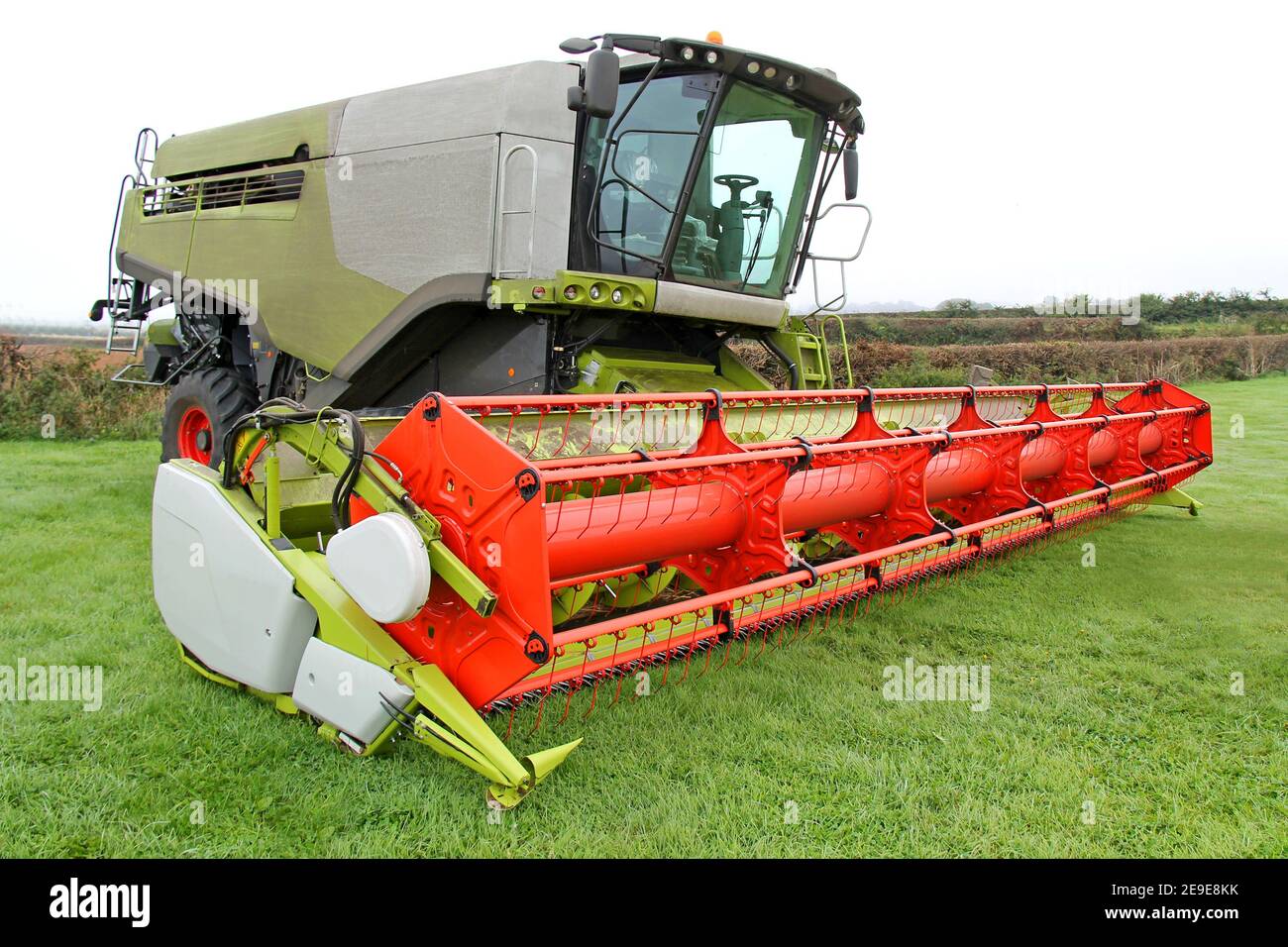 Un veicolo agricolo di grandi dimensioni per la trebbiatrice della mietitrebbia. Foto Stock