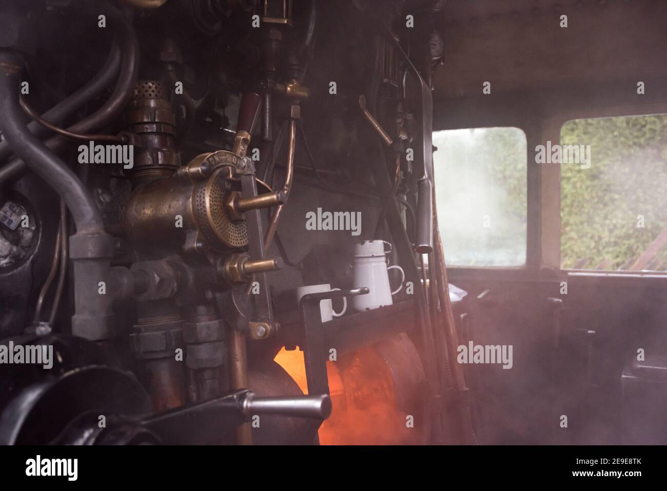 La cabina di un treno di vapore con il bagliore da il fuoco Foto Stock