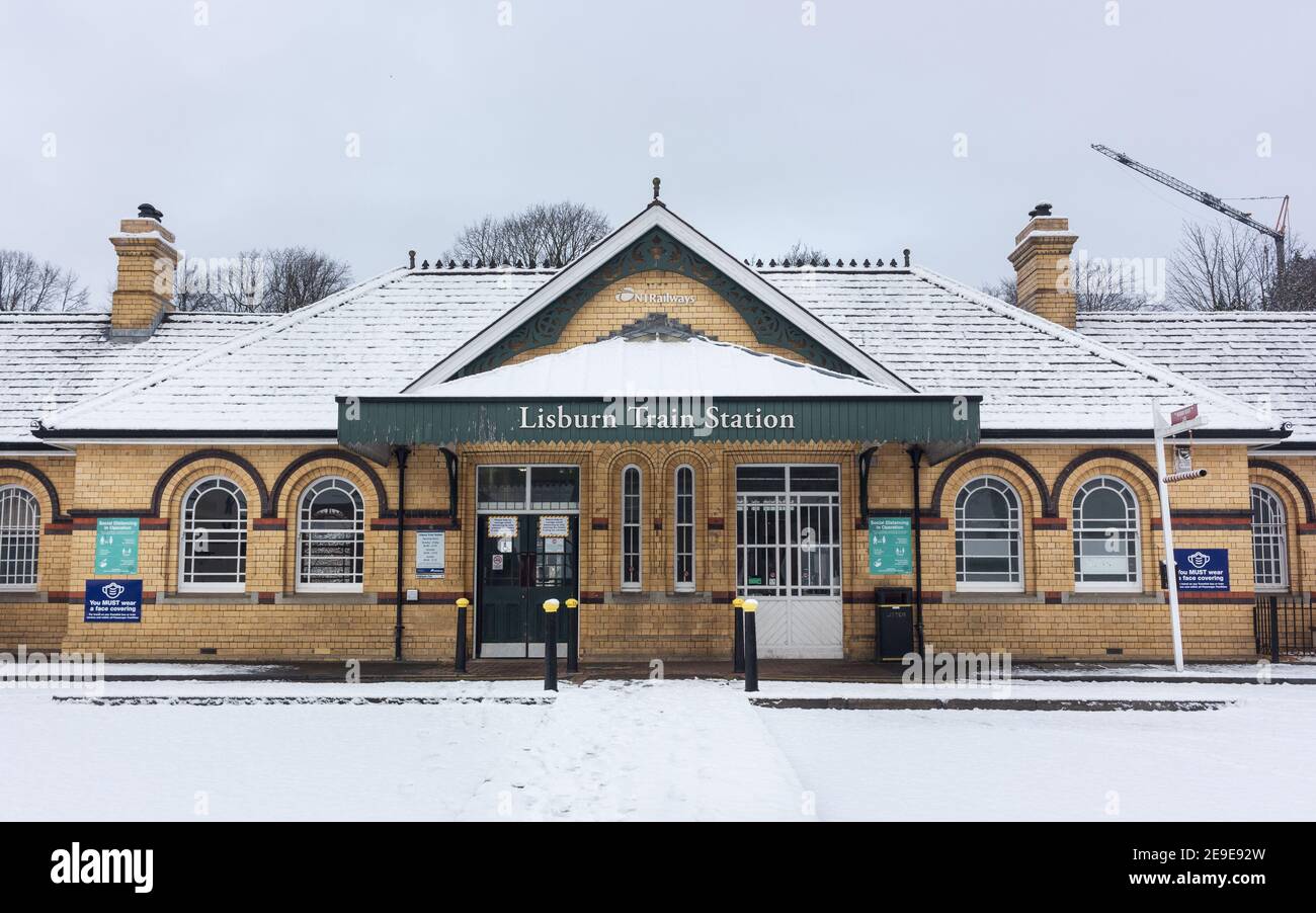 Lisburn stazione ferroviaria nella neve Foto Stock