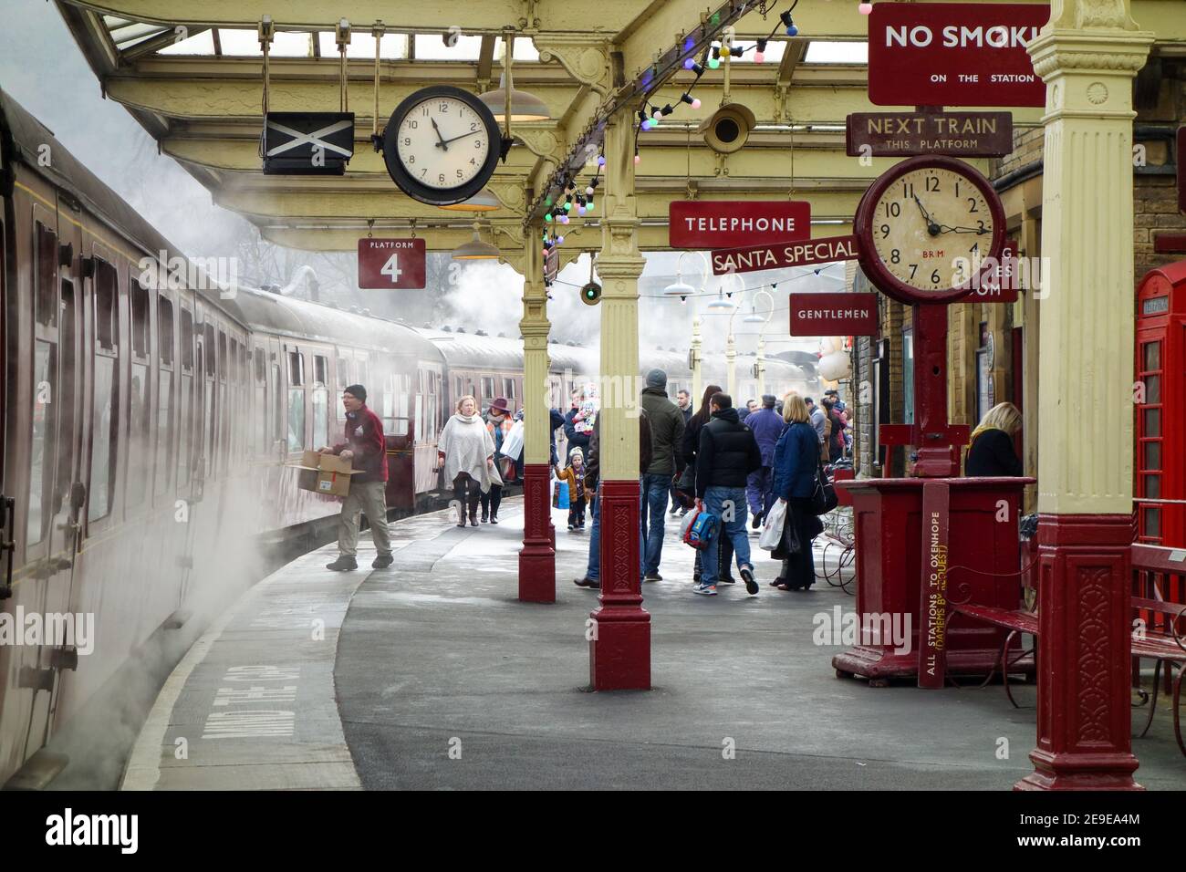 Stazione ferroviaria tradizionale a Keighley Foto Stock