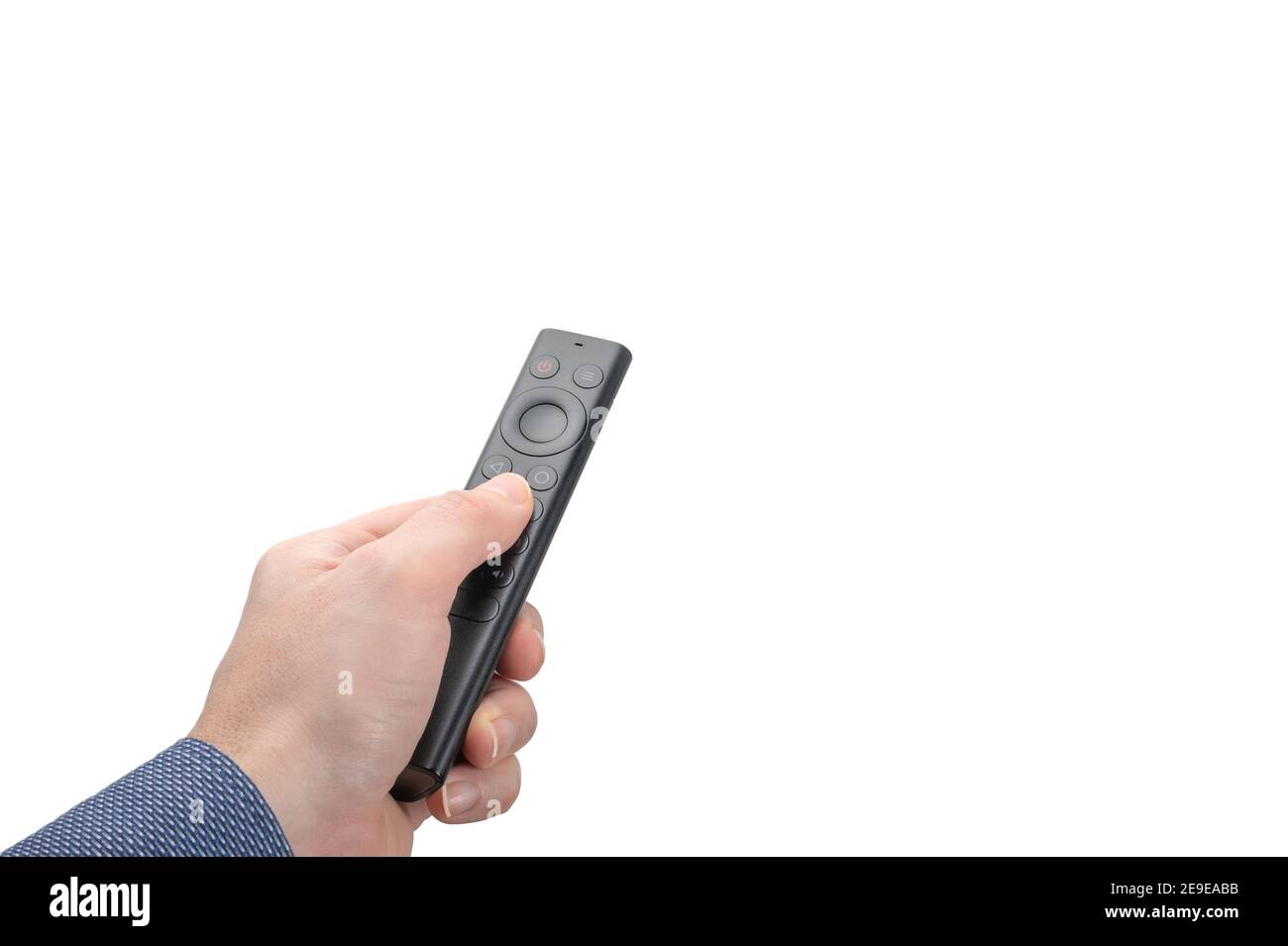 Controllo multimediale online. Mano dell'uomo con telecomando moderno isolato su sfondo bianco. Telecomando da un media box online in una mano dell'uomo. Cifra Foto Stock