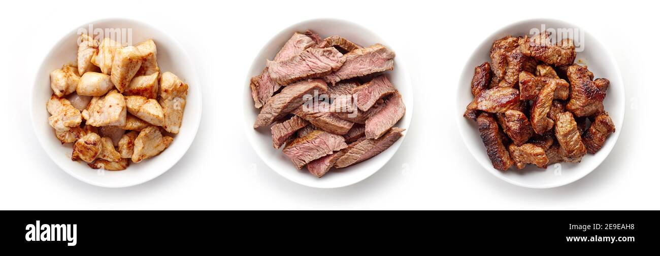 Ciotola di pollo alla griglia e carne di manzo, isolata su sfondo bianco, vista dall'alto Foto Stock