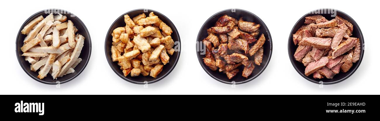 Ciotola di pollo alla griglia, maiale e carne di manzo, isolata su sfondo bianco, vista dall'alto Foto Stock