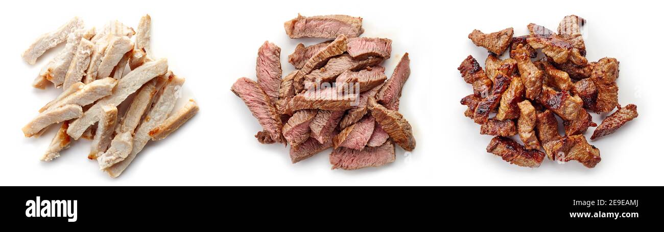 Fette di carne di maiale alla griglia e di manzo isolate su sfondo bianco, vista dall'alto Foto Stock