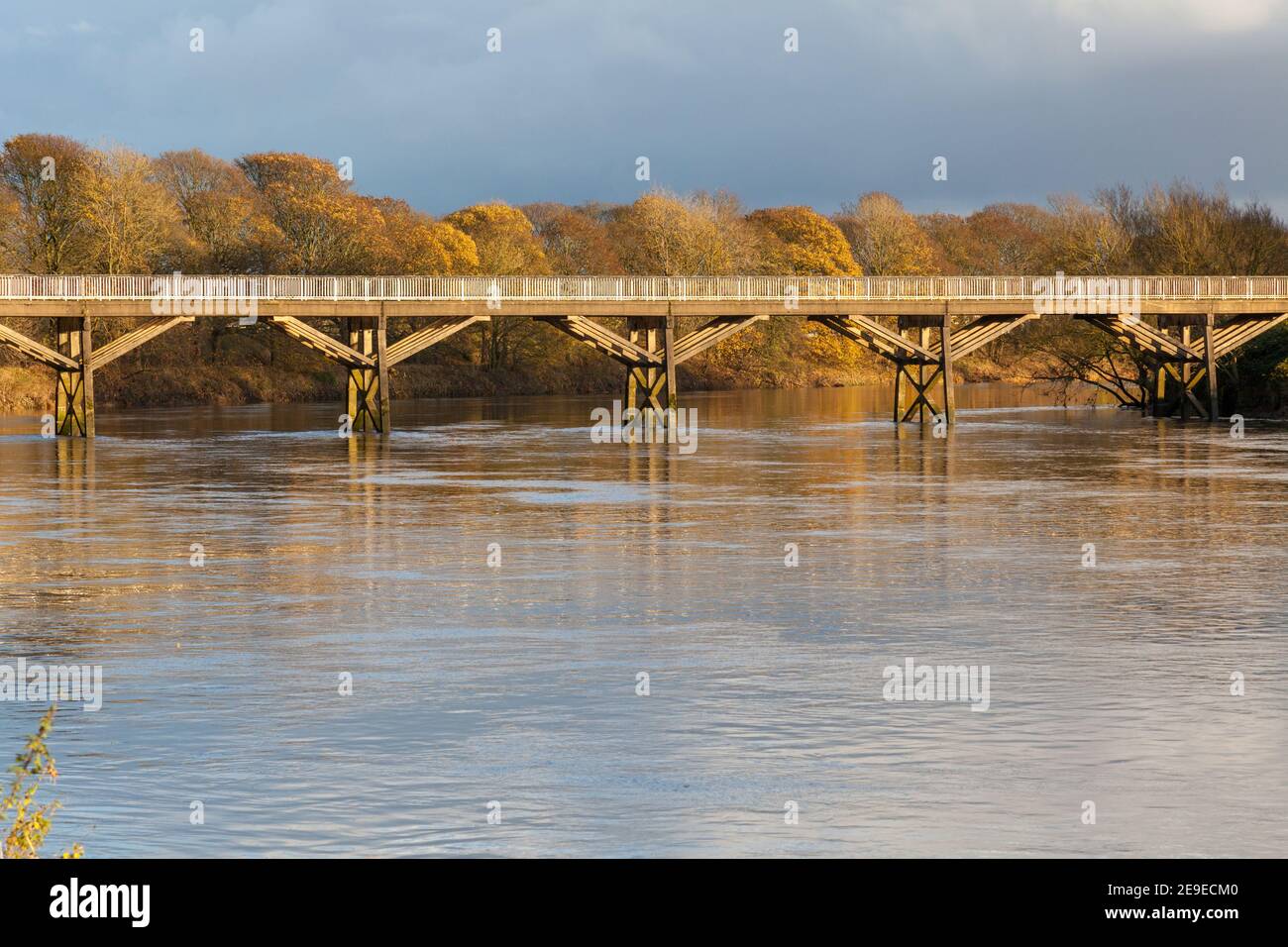 Vecchio ponte del tram che attraversa il fiume Ribble a Preston Foto Stock